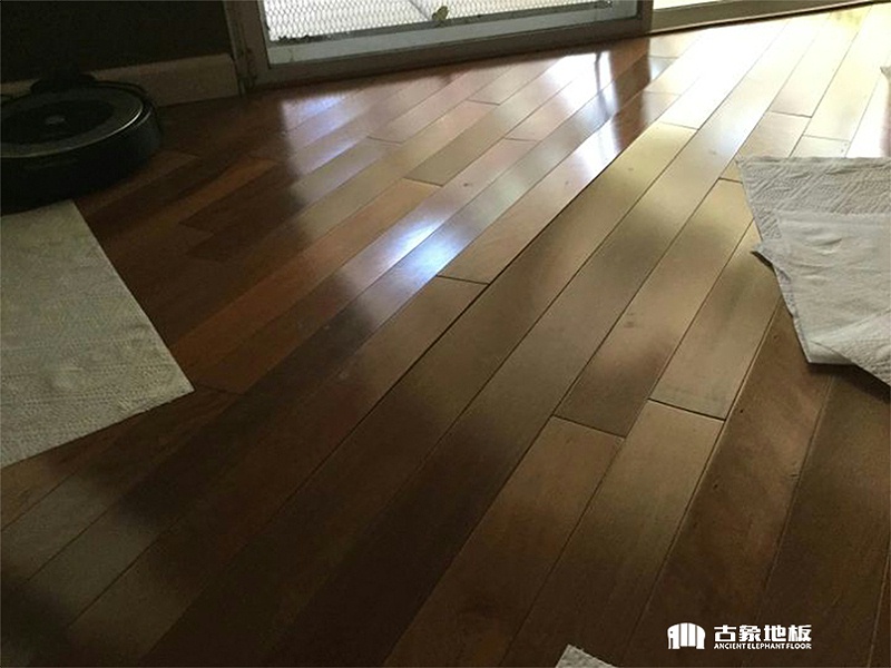 實(shí)木地板起拱
